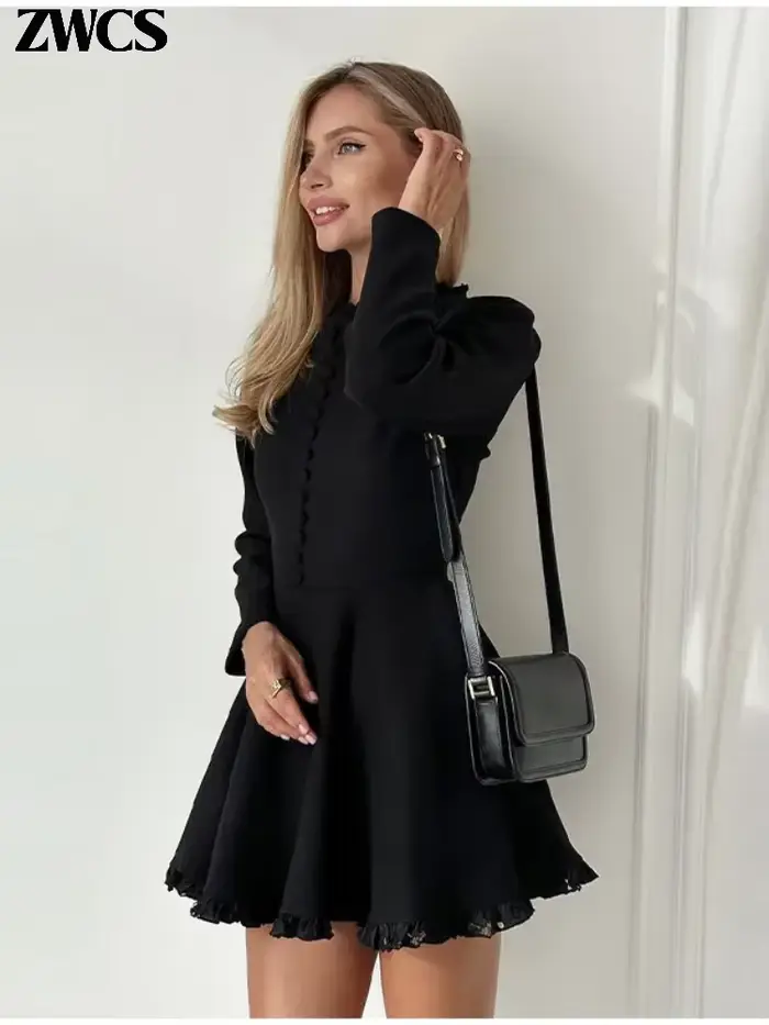 Robe noire à volants et col montant pour femmes