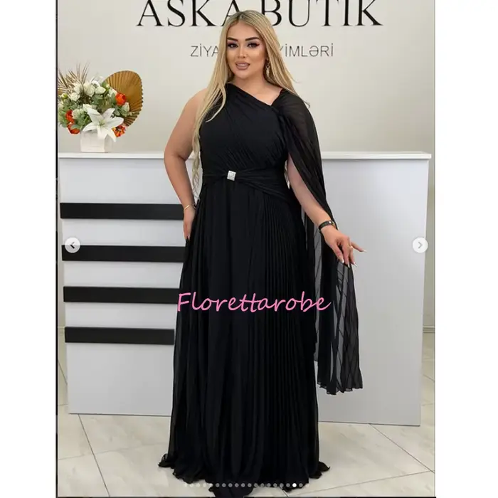 Robe de soirée asymétrique en mousseline plissée