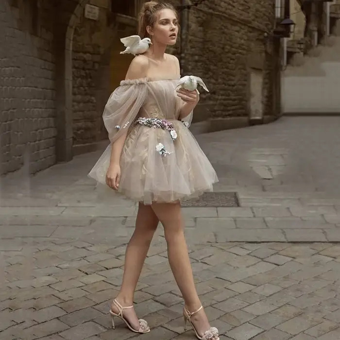 Robe de cocktail rose à épaules dénudées