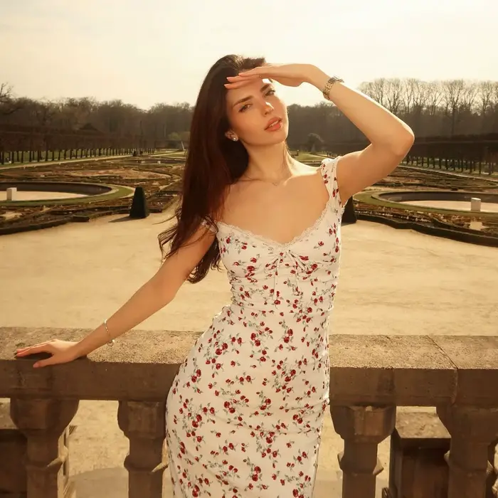Robe longue rétro française à motif floral rose avec taille cintrée et plis fins