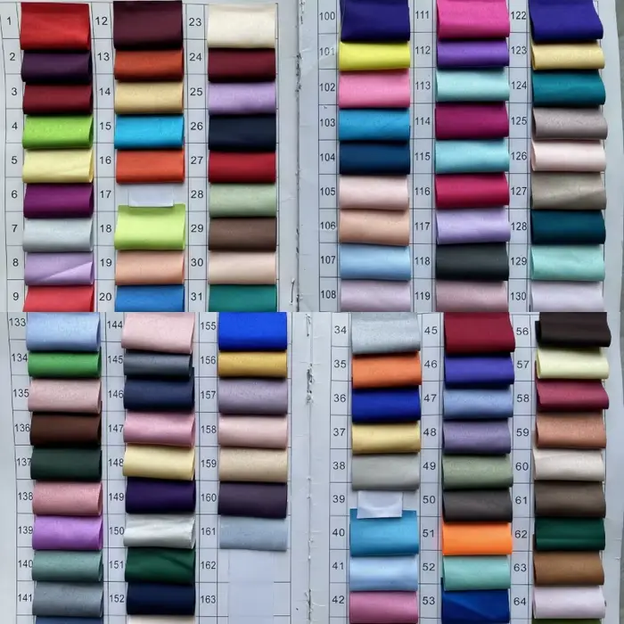Robe de demoiselle d'honneur en satin personnalisée avec manches évêques et détails élégants pour mariages et premières communions enfants
