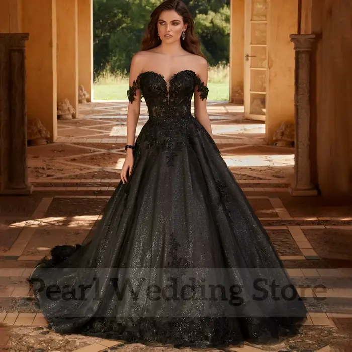 Robe de mariée noire, épaules dénudées