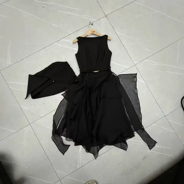 DEAT 2026 Nouvelle Robe Longue Asymétrique à Taille Cintrée avec Cape, Design Niche Vietnamien, Ensemble Deux Pièces avec Ceinture