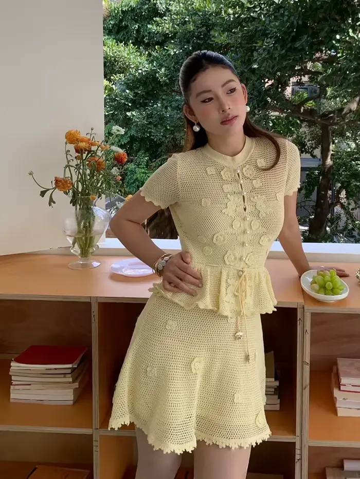 Robe en crochet brodé, élégante
