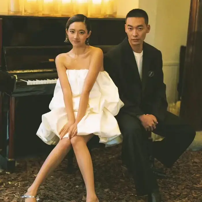 Robe de mariée légère française en satin, simple, avec train de balayage, dentelle, soutien-gorge intégré, fermeture éclair invisible, idéale pour les cérémonies de mariage et séances de photographie de voyage