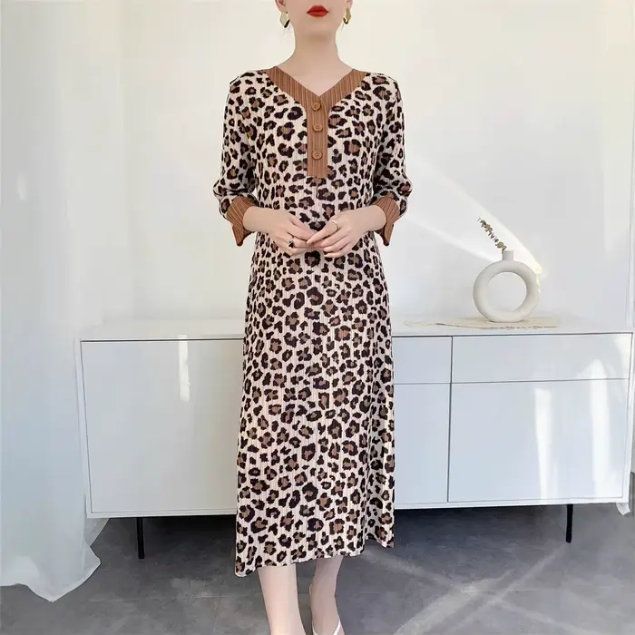 Robe léopard Miyake pour femme en polyester motif animalier col en V coupe régulière mi-mollet pour printemps été
