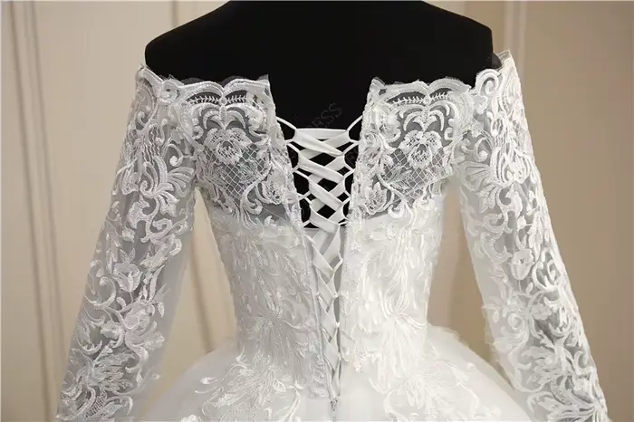 Robes de mariée en dentelle de luxe avec train de balayage
