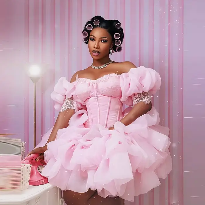 Robe de soirée rose mignonne à épaules dénudées et manches bouffantes