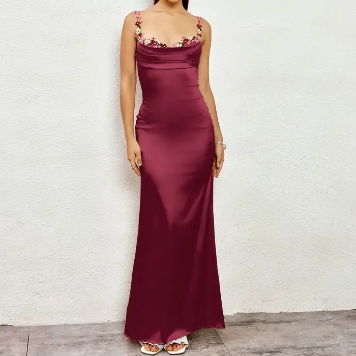 Robe de soirée élégante à fines bretelles en satin