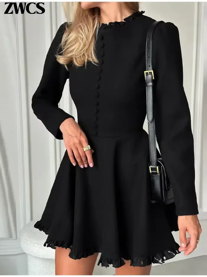 Robe noire à volants et col montant pour femmes