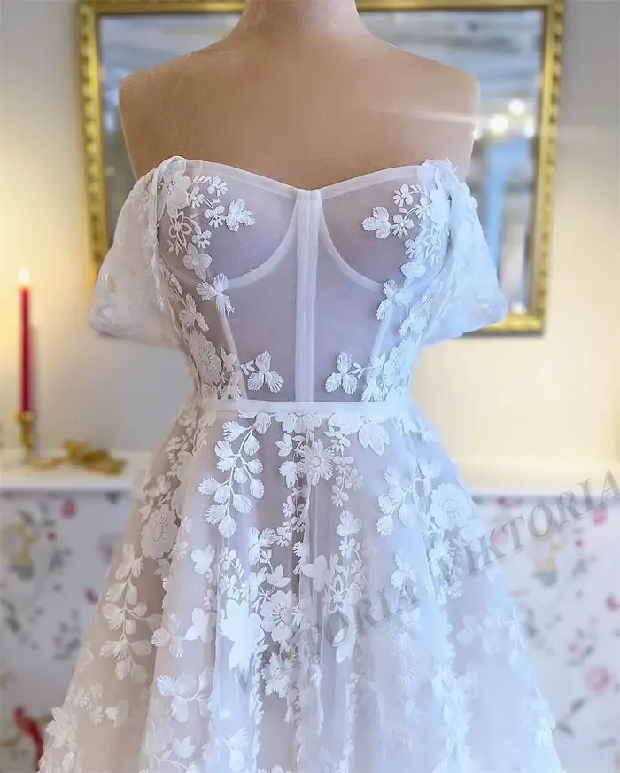 Robe de Mariée Viktorias Personnalisée Blanc ou Ivoire Avec Col En V et Train de Balayage Pour Toutes les Occasions Spéciales