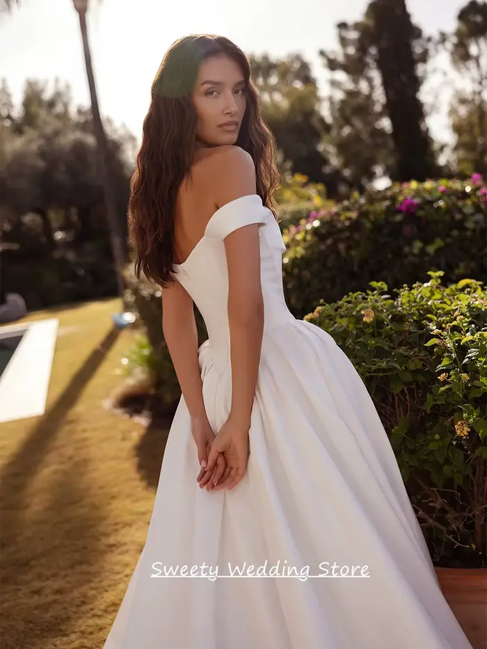 Robe de mariée personnalisée en polyester satiné, moderne avec épaules dénudées, col en V, coupe trapèze, longueur au sol, pour mariage et cérémonies importantes ```