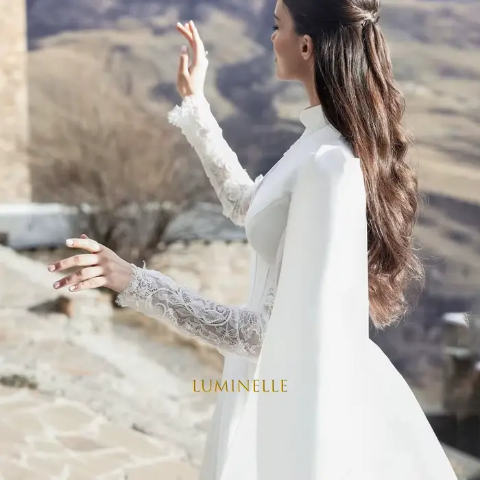 Robes de mariée en satin avec longue traîne