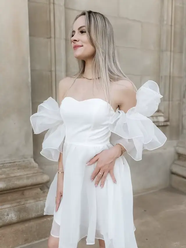 Robe de bal blanche à épaules dénudées