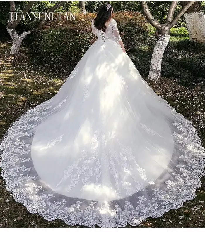 Robe de mariée en dentelle à manches courtes avec traîne
