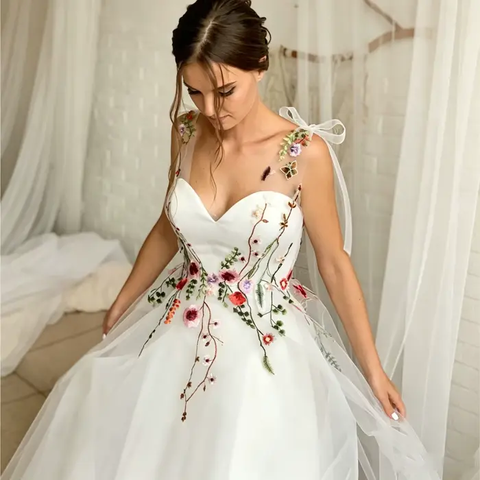 Robe de mariée bohème broderie fleurs sauvages colorées
