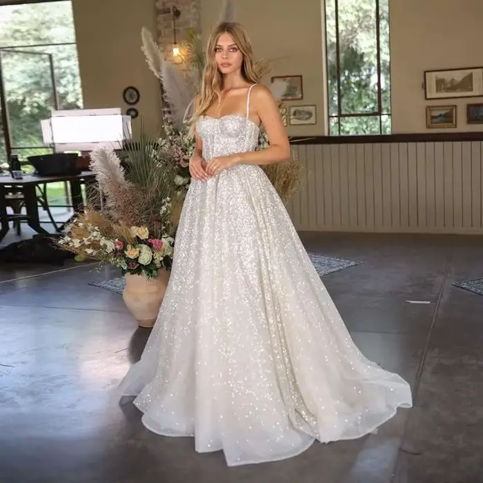 Robe de mariée LORIE Boho avec paillettes, bretelles spaghetti, princess silhouette, couleurs personnalisables pour cérémonies de plage et événements saisonniers