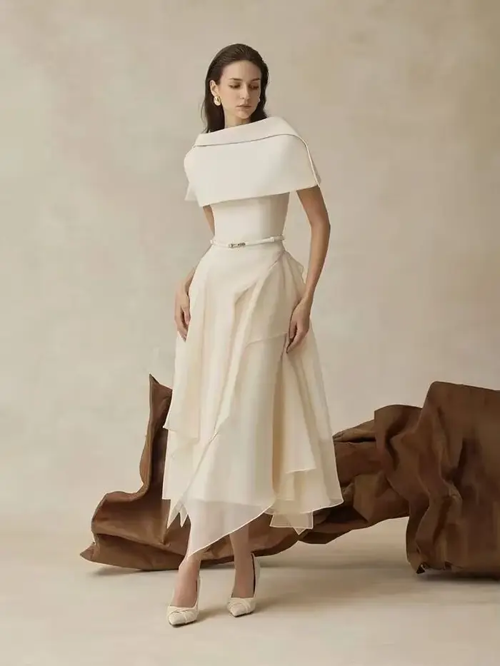 DEAT 2026 Nouvelle Robe Longue Asymétrique à Taille Cintrée avec Cape, Design Niche Vietnamien, Ensemble Deux Pièces avec Ceinture