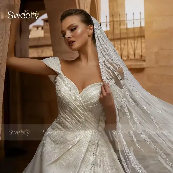 Robe de mariée vintage en satin et dentelle style robe de bal avec traîne longue et dos à lacets pour mariage