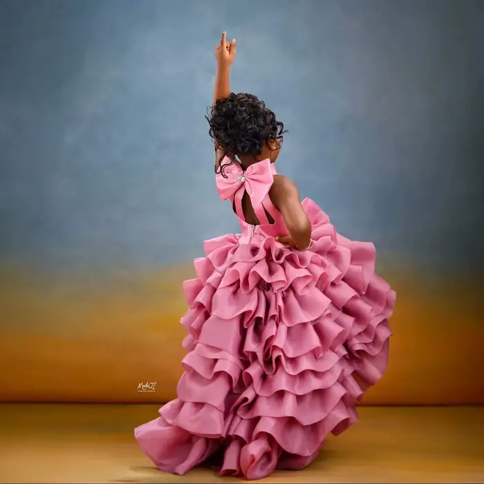 Robe de demoiselle d'honneur rose élégante et de qualité supérieure asymétrique à volants pour mariage, fête d'anniversaire, séance photo, bal personnalisable en satiné