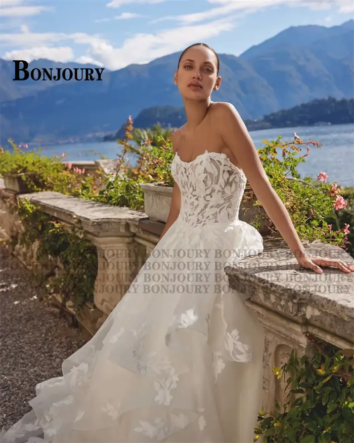 Robe de mariée charmante sans manches boutonnée et froncée avec appliques en polyester pour femmes, idéale pour les mariages et autres cérémonies spéciales