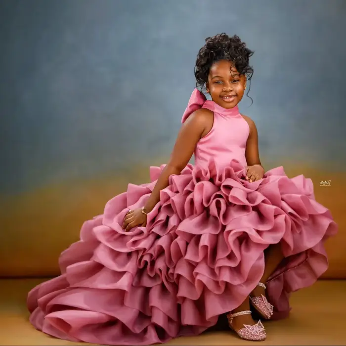 Robe de demoiselle d'honneur rose élégante et de qualité supérieure asymétrique à volants pour mariage, fête d'anniversaire, séance photo, bal personnalisable en satiné