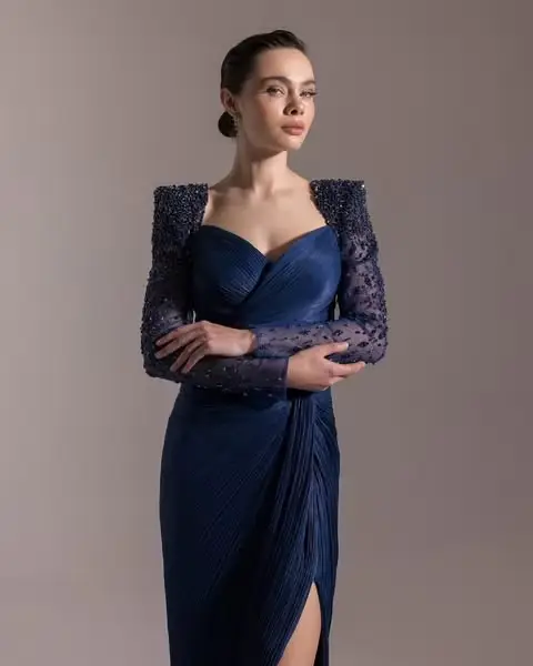 Robe de bal de luxe en satin bleu coupe sirène avec plumes et paillettes pour soirée de gala mariage ou bal