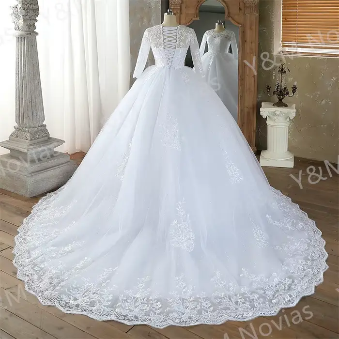 Robe de mariée vintage blanche avec manches princesses, col rond, dentelle et broderies pour femmes, idéale pour les mariages et autres cérémonies importantes