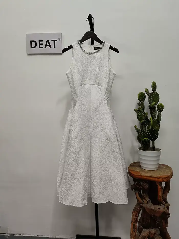 Robe midi femme col rond sans manches taille empire style vintage robe de bal nouvelle collection automne occassion spéciale soirée chic晚会的余下部分将保持您的请求，但请注意，根据您的指示，HTML代码中不应包含任何关于颜色或尺码的信息。以下是按照您的要求生成的标题： ###TITRE### Robe midi femme col rond sans manches taille empire style vintage robe de bal nouvell