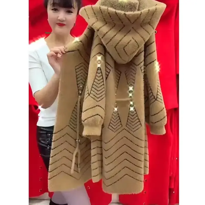 Veste d'hiver longue et épaisse pour femmes senior, en imitation cachemire avec détails en pierres précieuses, pour occasions spéciales et quotidienne