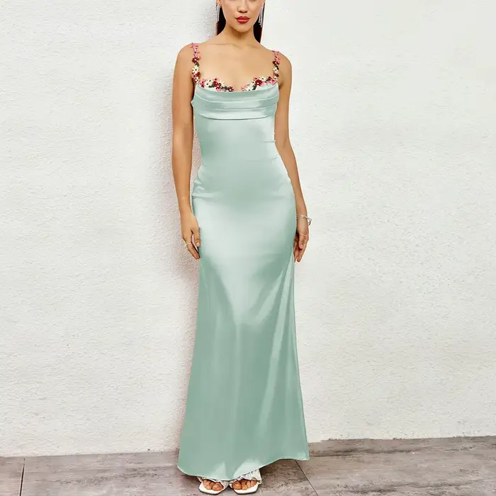 Robe de soirée élégante à fines bretelles en satin
