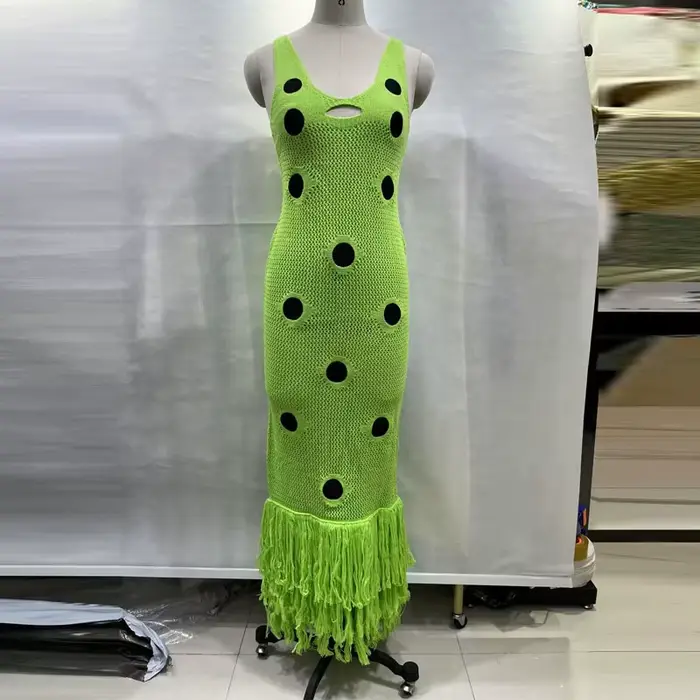 Robe tricotée noire à pois, col en V, ourlet à franges ajouré, longue robe Maxi élégante pour femmes