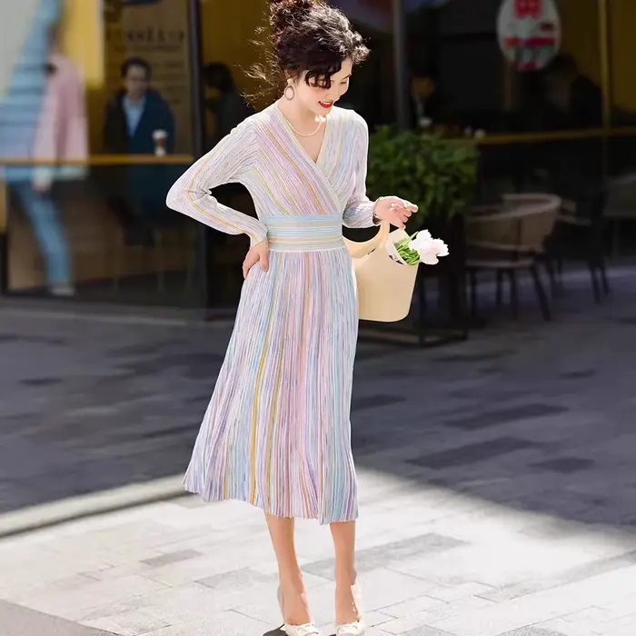 Robe midi en maille côtelée rayée arc-en-ciel pastel