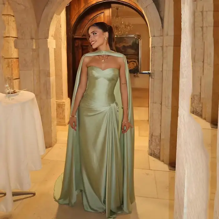 Robe de bal élégante vert olive avec cape