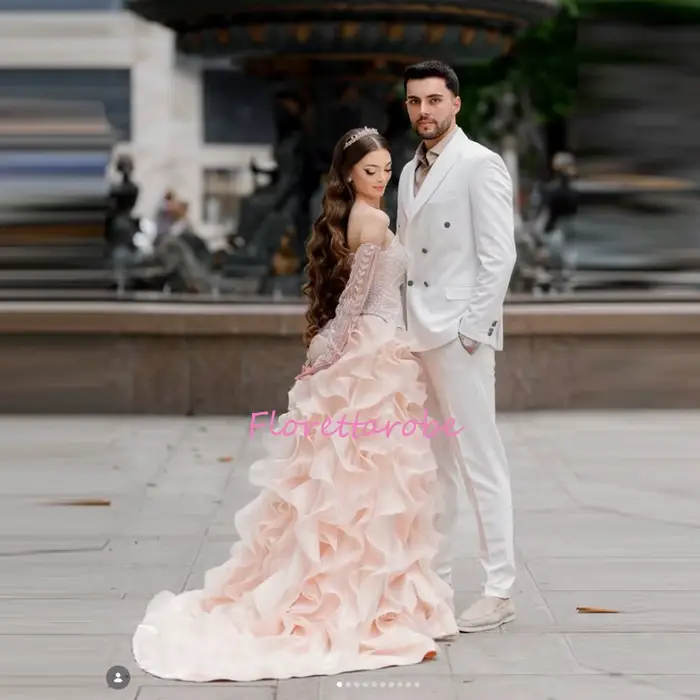 Robe de mariée rose à épaules dénudées