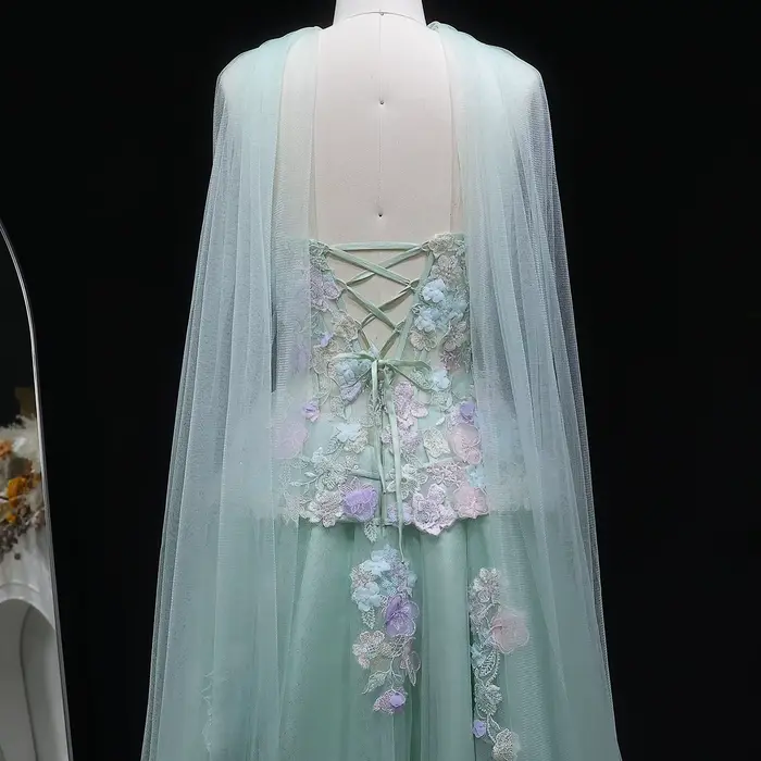Robe de soirée élégante vert sauge Sharon Said 2026 avec écharpe