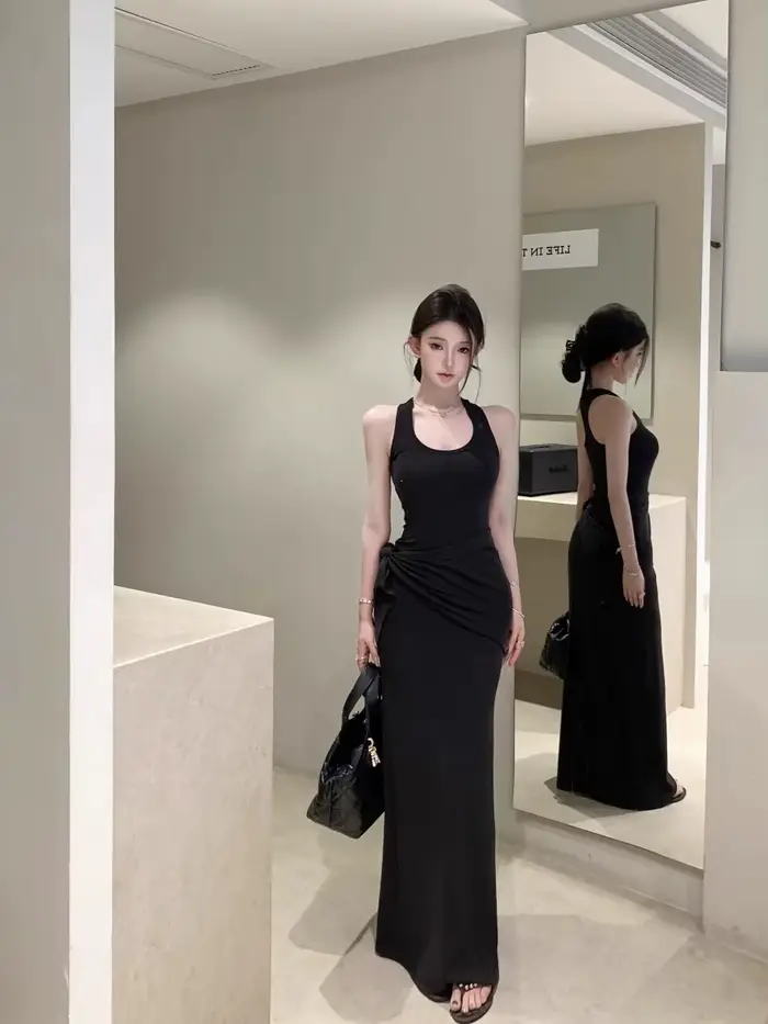 Robe longue noire sans manches à col en U pour femme