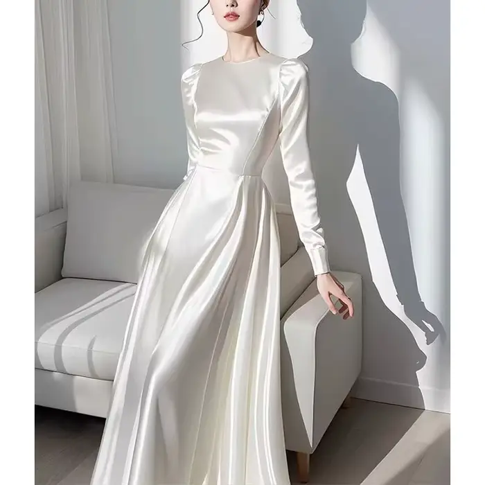 Robe blanche en satin à manches longues pour femmes élégante et fluide à la taille ajustement coupe régulière pour automne été occassions spéciales