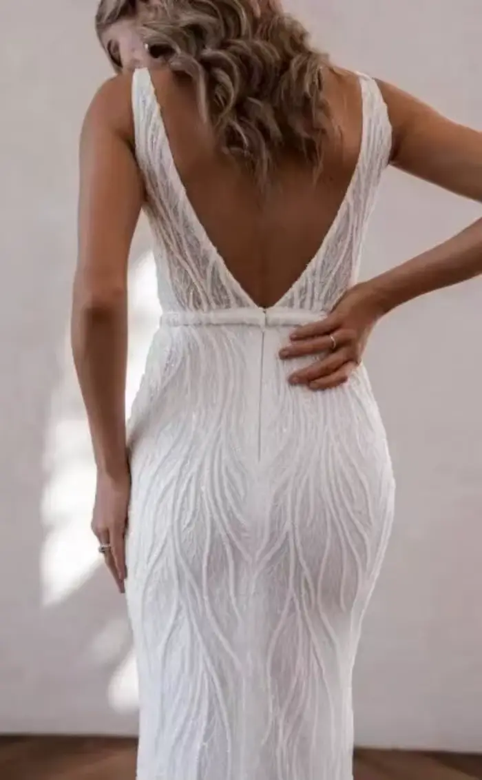 Robe de mariée et de soirée de luxe Lena en dentelle avec silhouette sirène et col carré longue au sol