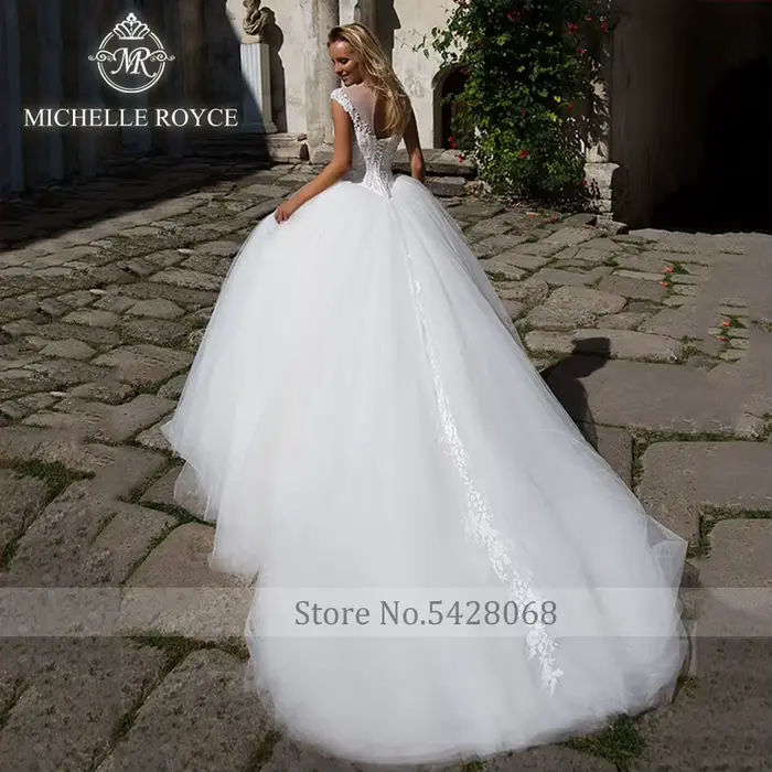 Robe de mariée Michelle Royce moderne avec train de chapelle et décolleté Mon Amour à offrir pour cérémonie religieuse ou réception chic