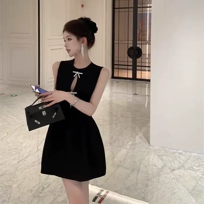 Petite robe noire élégante française haut de gamme avec nœud papillon