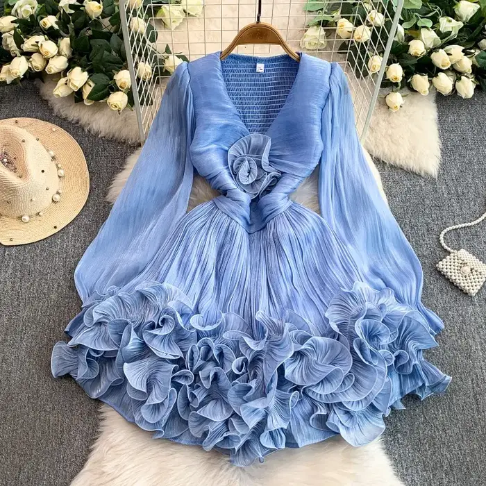 Mini robe d'été pour femme en polyester bleu rouge ou rose coupe A avec col en V et détails de plis pour silhouette élégante