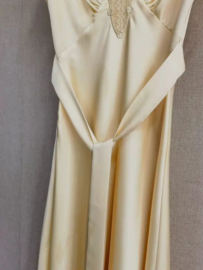 Robe d'été ajustée jaune en satin pour femme avec ceinture, col en V et manches volantées, style français, nouvelle collection