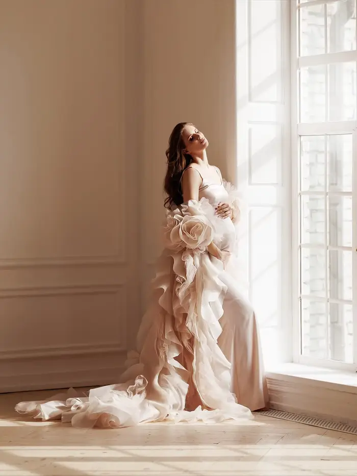 Robe de grossesse élégante de couleur beige pour séance photo