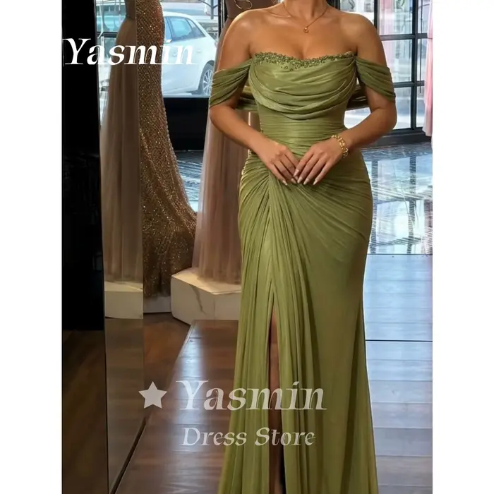 Robe de bal vert olive, épaules dénudées, ornée de strass, drapée et froncée, traîne longue, pour in