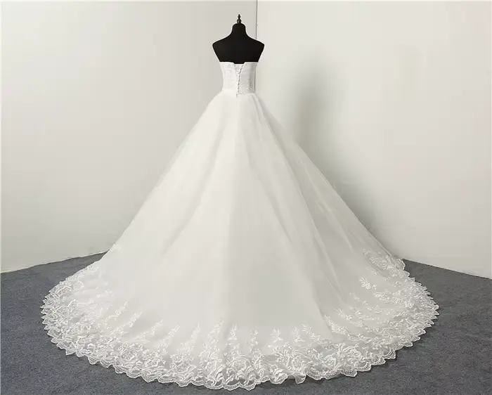 Robe de mariée ivoire sans bretelles à lacets