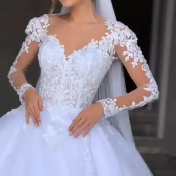 Robe de mariée exquise en polyester avec train de cour, perles, dentelle et paillettes, idéale pour mariages, galas et occasions spéciales ```