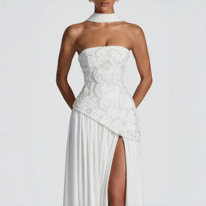 Robe longue blanche sans bretelles en dentelle et mousseline