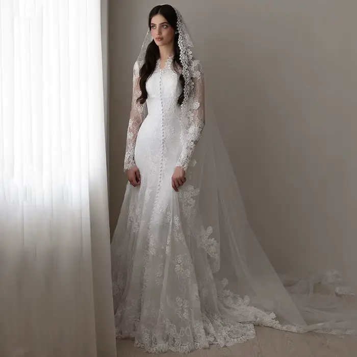 Robe de mariée saoudienne personnalisée avec col en V, manches longues, dentelle et train balayant pour femmes occasions spéciales