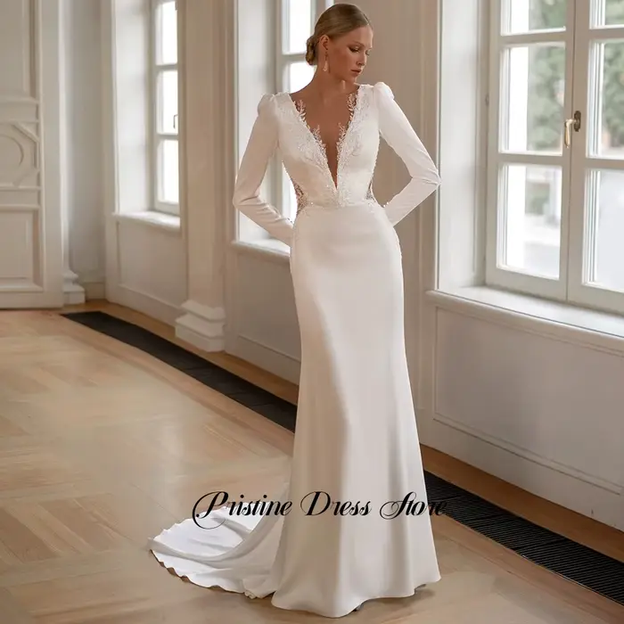 Robe de mariée en jersey simple personnalisable avec décolleté en V profond et traîne courte pour mariage occasions spéciales ```